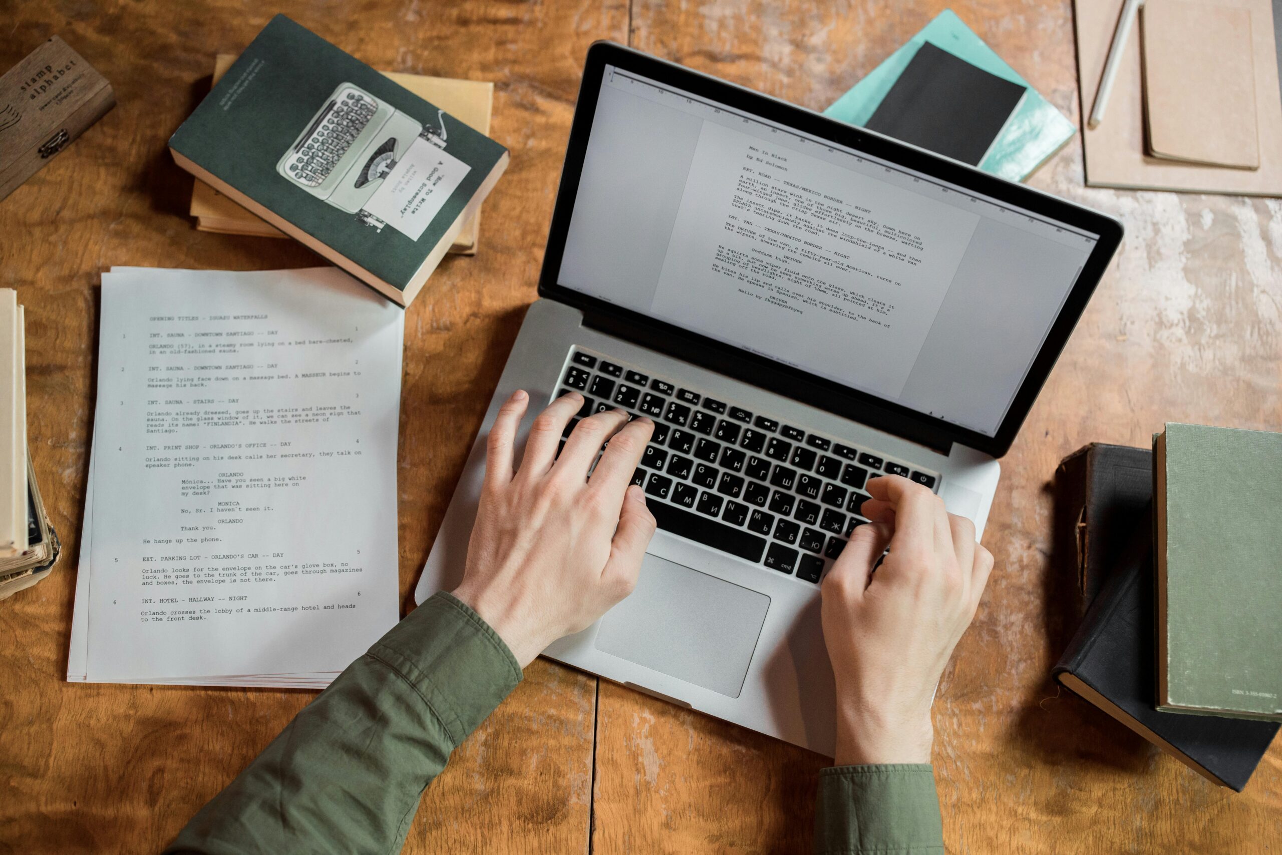man-die-teksten-schrijft-op-laptop